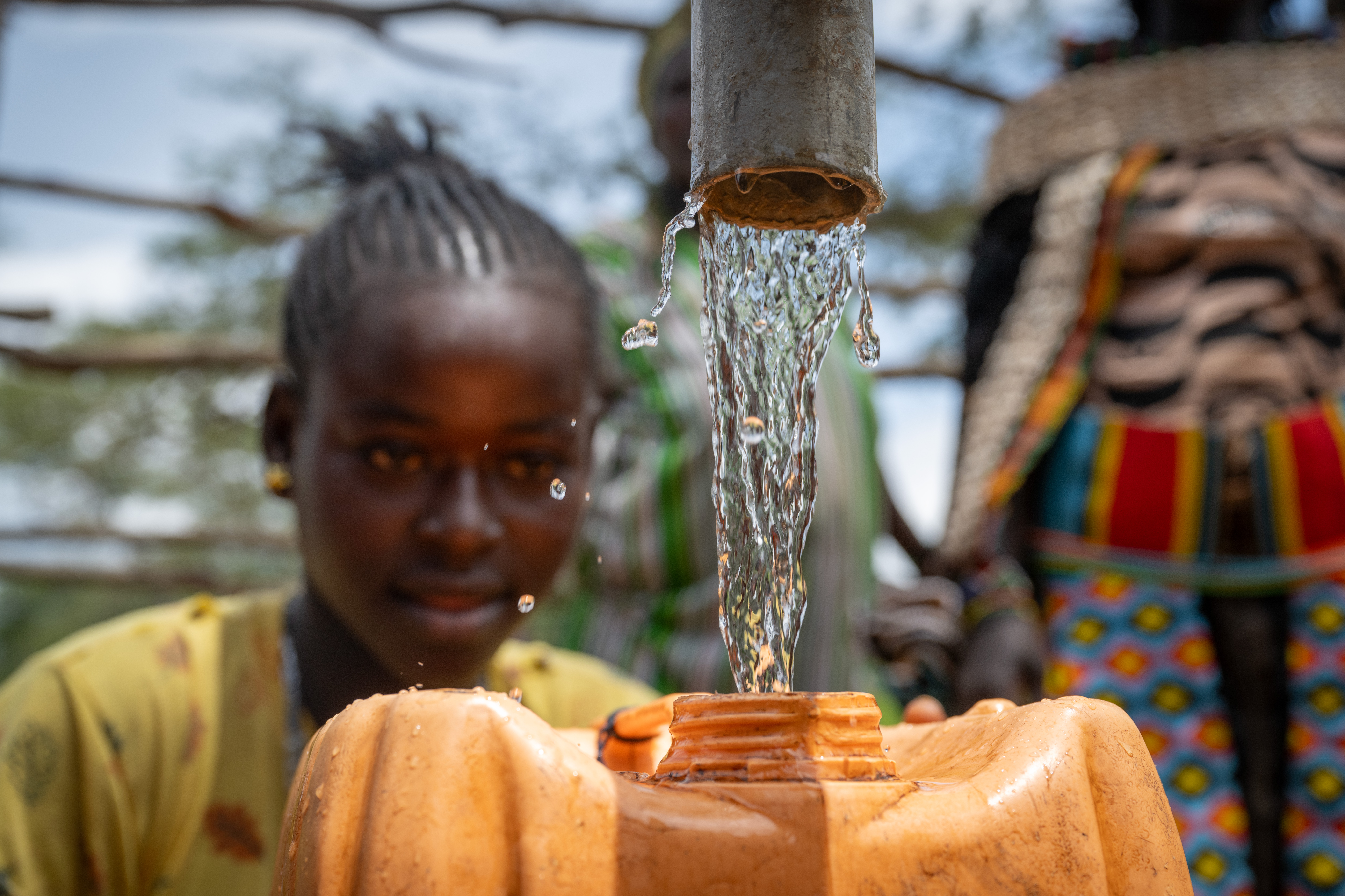 Samtidig som en rekke kriser utspiller seg i verden, har mange rike land kuttet i bistanden. Kirkens Nødhjelp gir både nødhjelp og langsiktig bistand, som her i Etiopia, der innbyggerne har fått rent vann. Foto: Håvard Bjelland